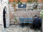 Israel-Entrance_to_Chamber_of_the_Holocaust.jpg