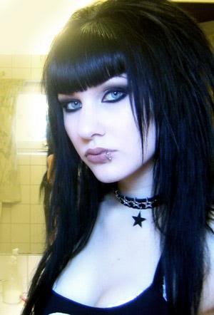 144e0cfdd5b2088f81029a67b797c99e--dark-hair-bangs-goth-beauty.jpg